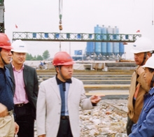       圖為學(xué)院畢業(yè)生韋世國副局長（左一）、學(xué)院畢業(yè)生九泰公司 總經(jīng)理關(guān)和平（中）在施工現(xiàn)場